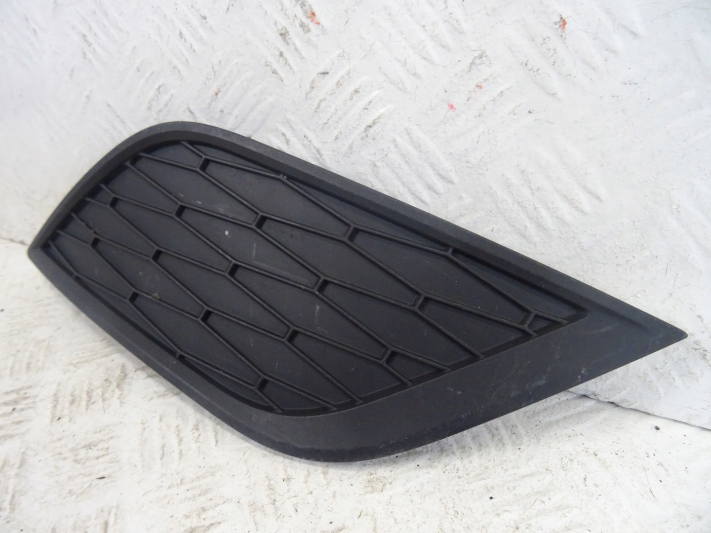 grid of a bumper front front right SEAT TOLEDO IV 6JA807368