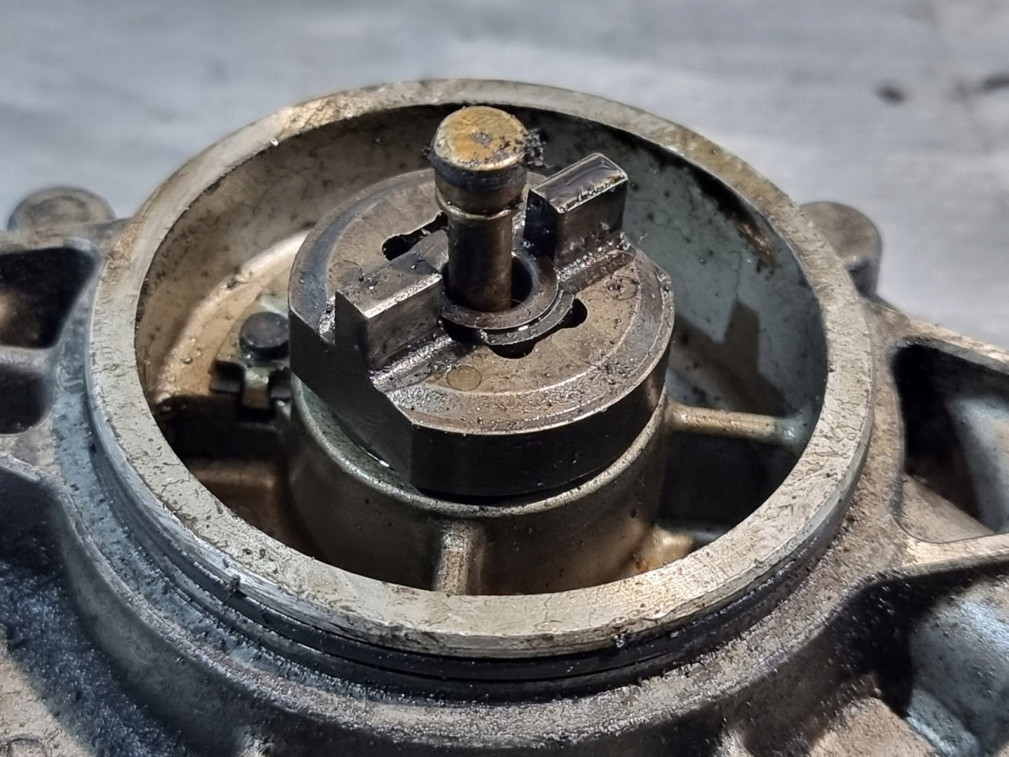 pompa VACUM OE 057145100L AUDI A6 C6 3.0 TDI