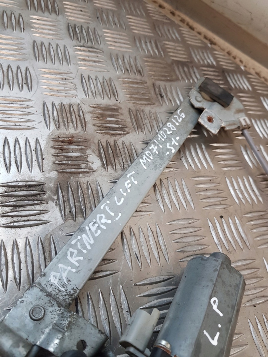 window regulator left front 0130821763 PEUGEOT PARTNER and LIFT 05R