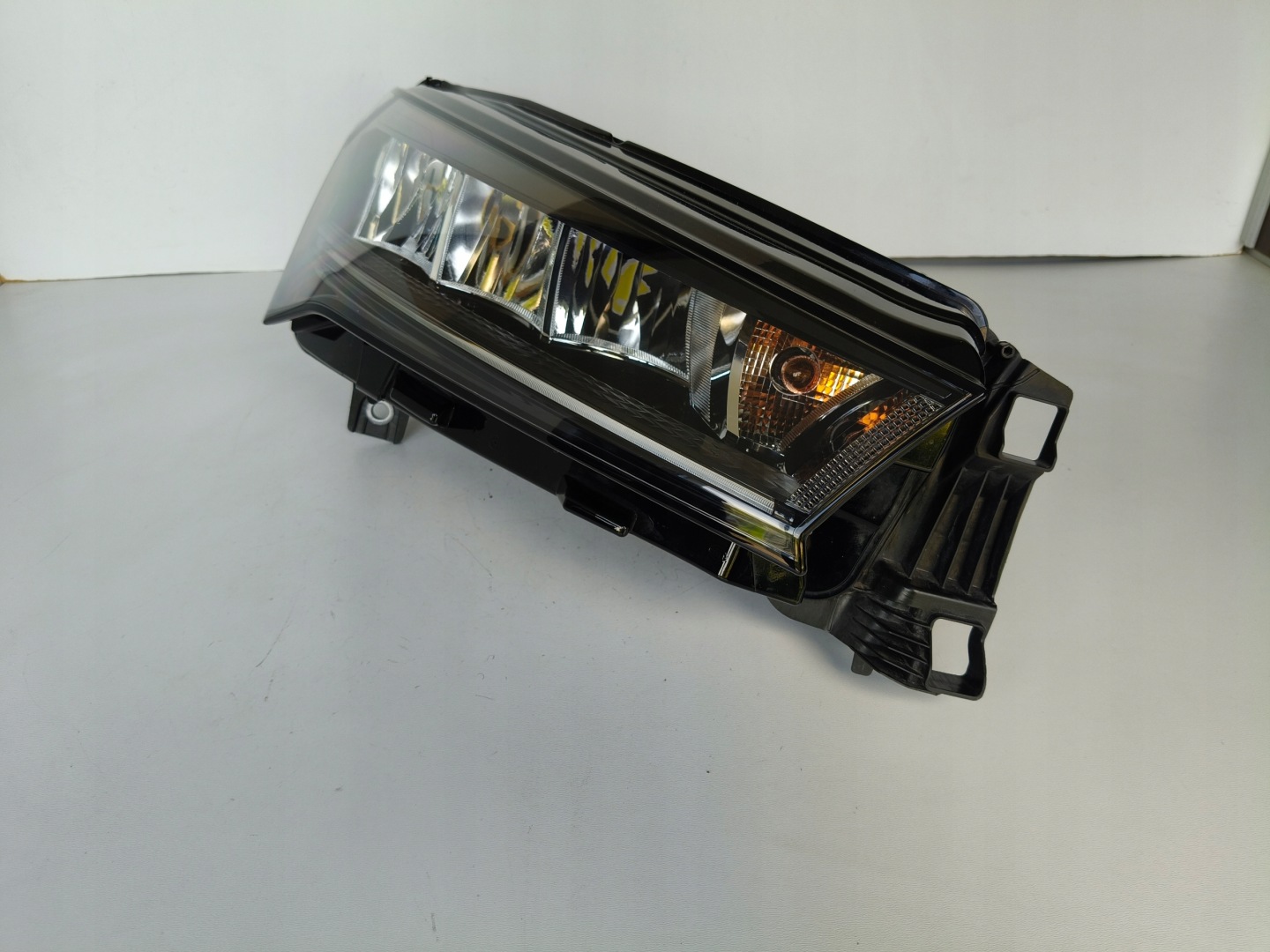 light right REFLEKTOR SKODA ENYAQ 5LA 21- LED