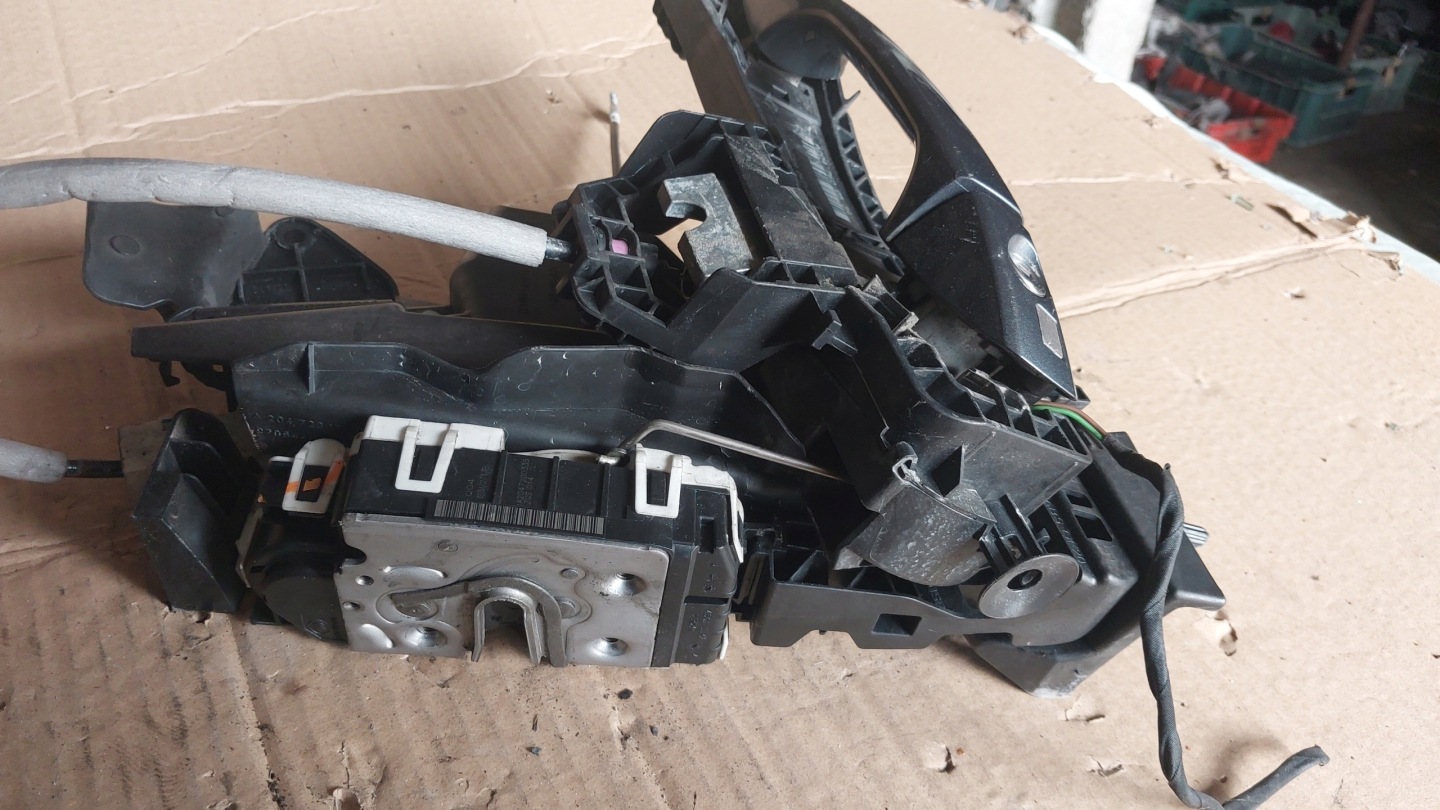 MERCEDES C KLASA W204 lock handle door left front A2047200335 KOD C755