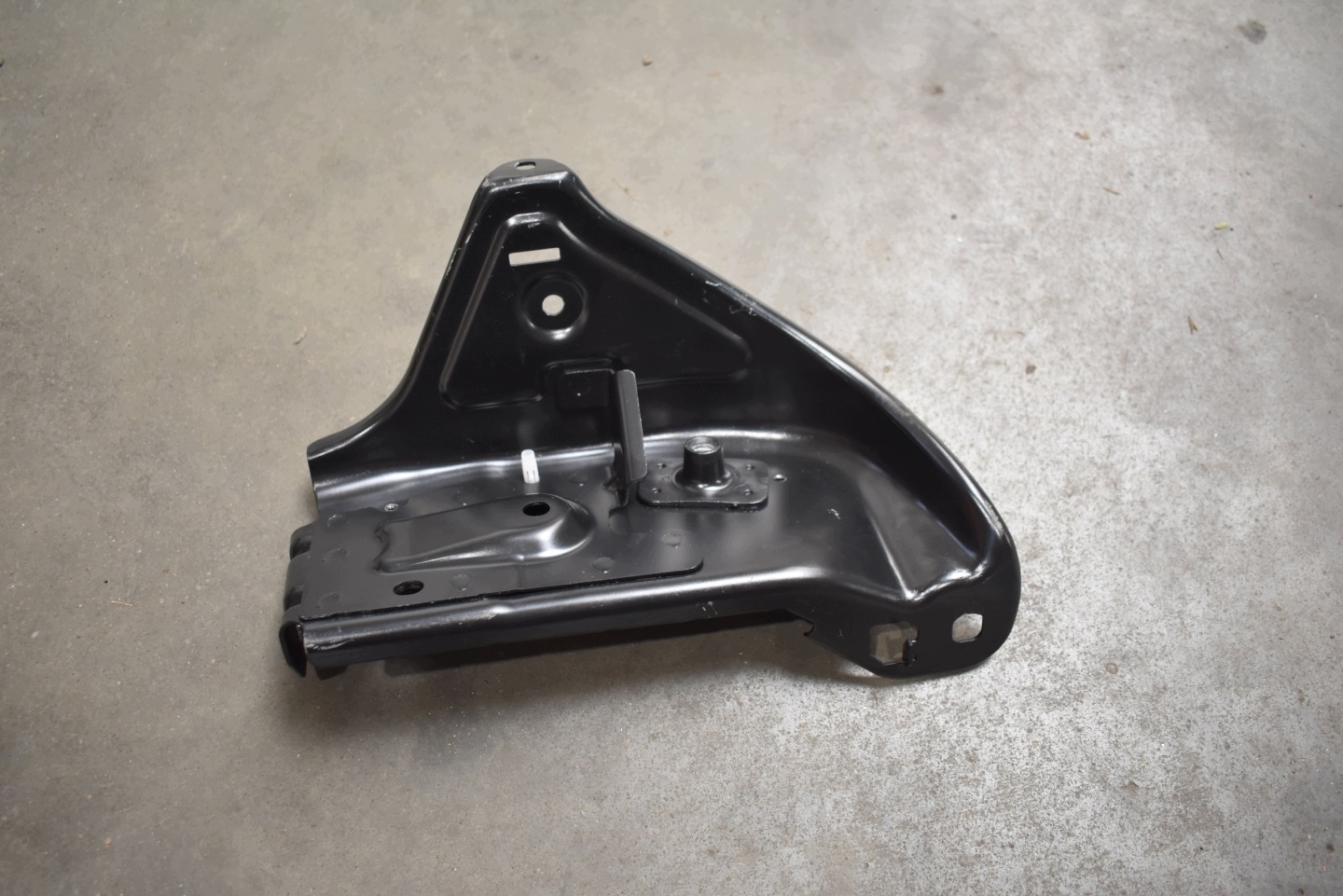 IDEALNE holder console MERCEDES W206 1