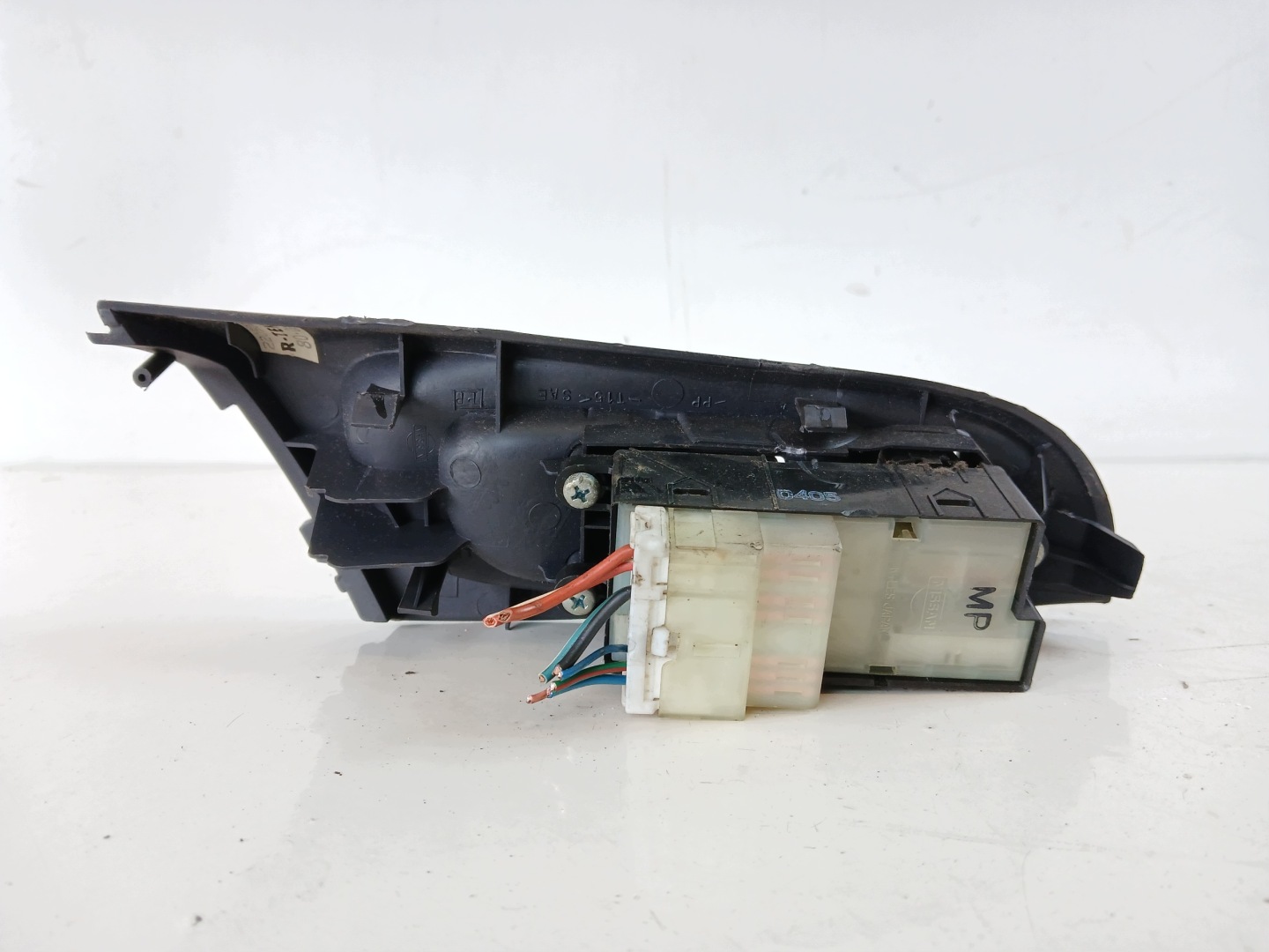 NISSAN ALMERA N16 PANEL okna levý předek
