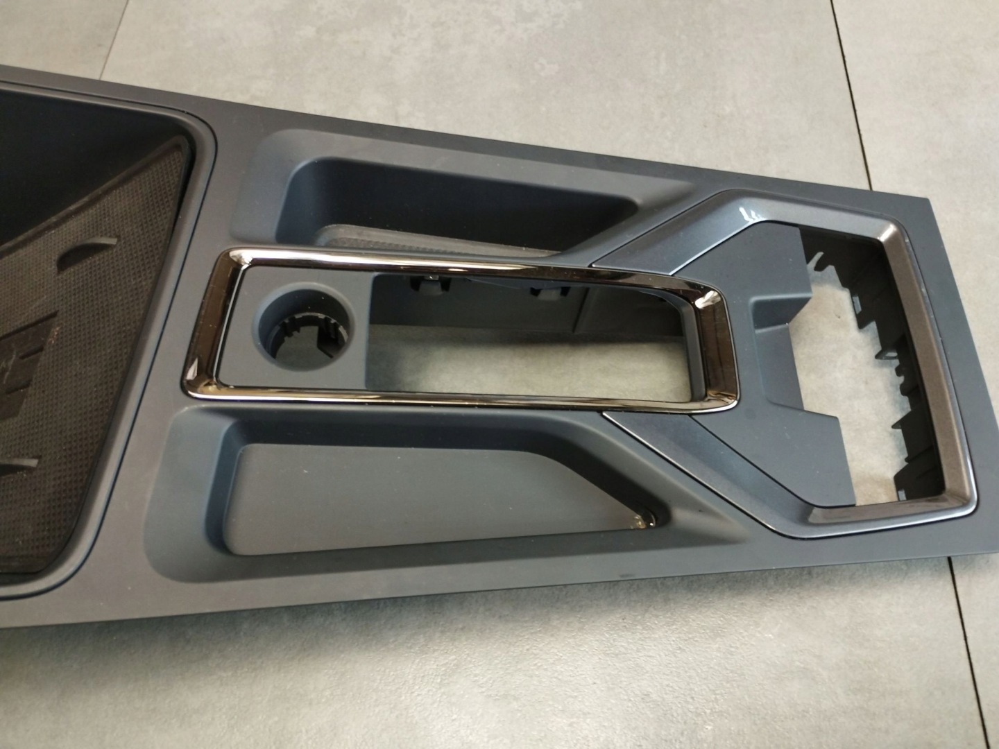 Cupra Formentor console central frame tunelu 5FB857925D
