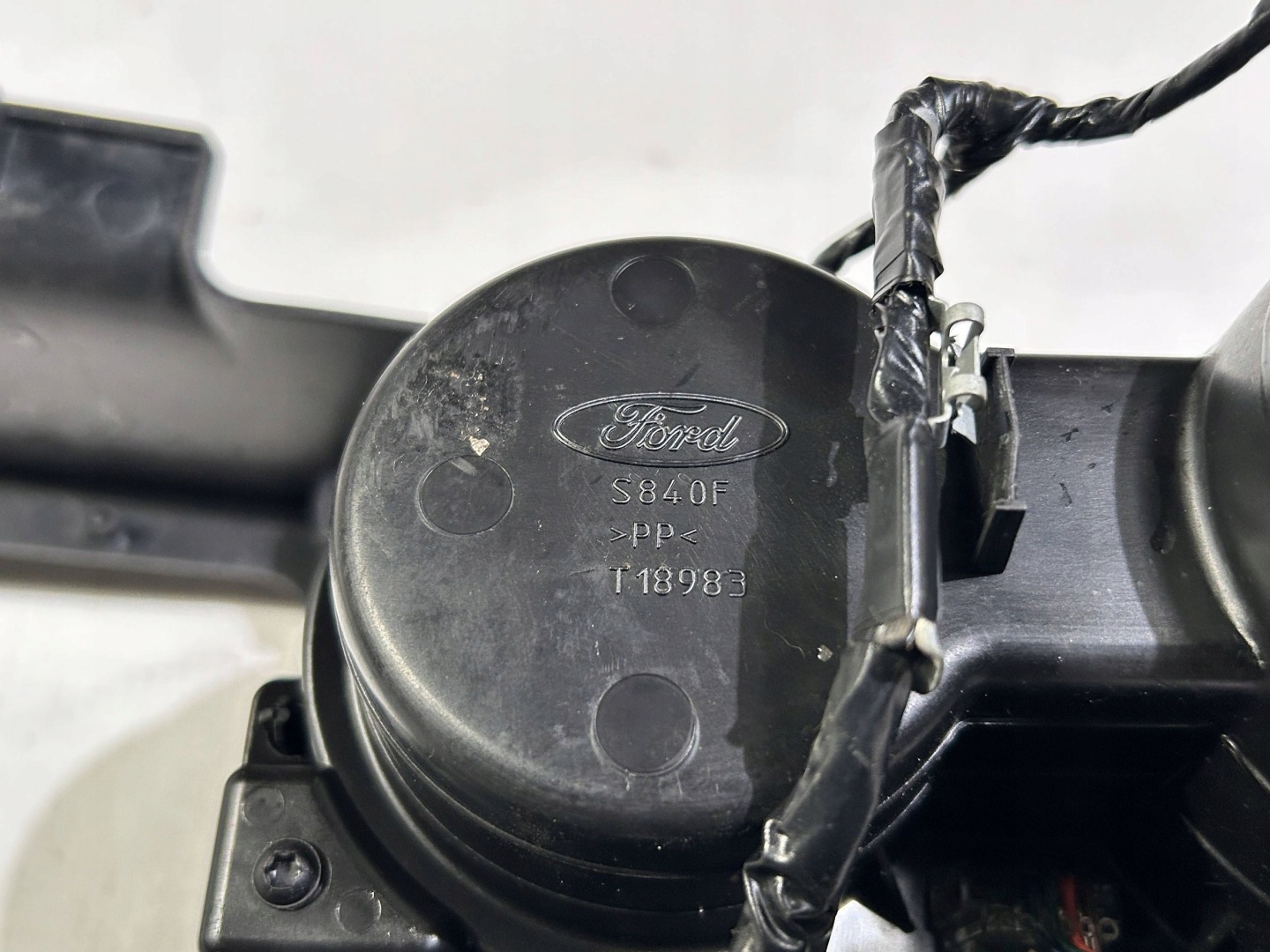 Tunel mitte cup holder dekor tunelu Ford Mustang V 2010r