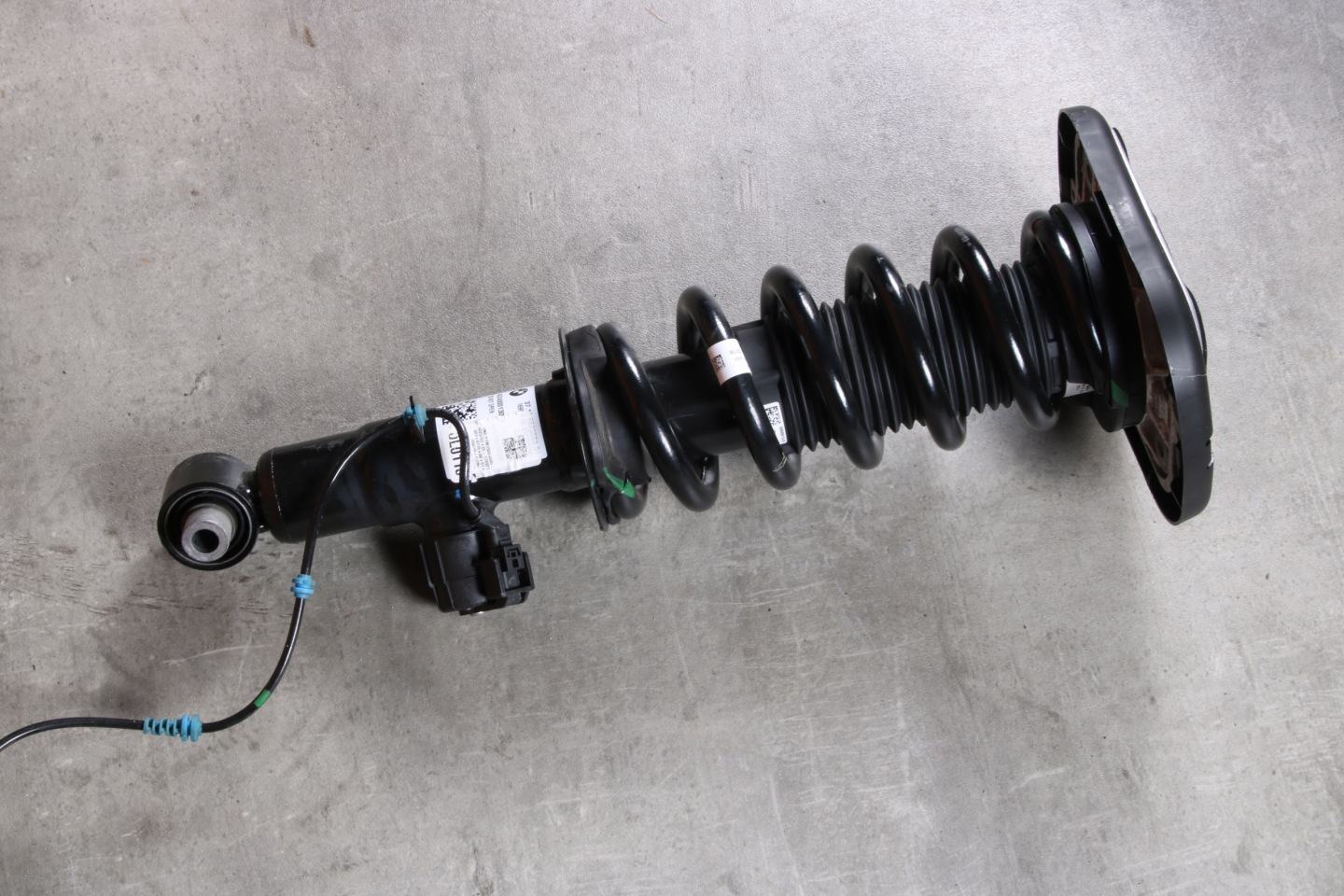 BMW X5 G05 shock absorber left rear part rear VDC 6869023