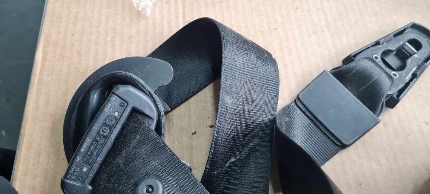 A4 B9 8W tension belt safety left front 8W0857705 V04 A5 8W