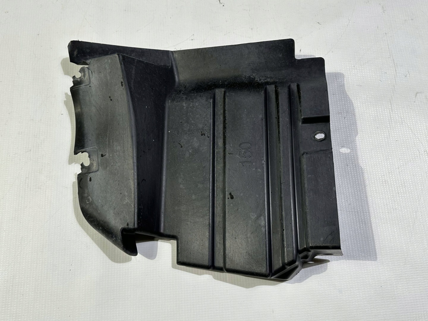 Element nadkola of a fender front front left lower Nissan Titan 2016+