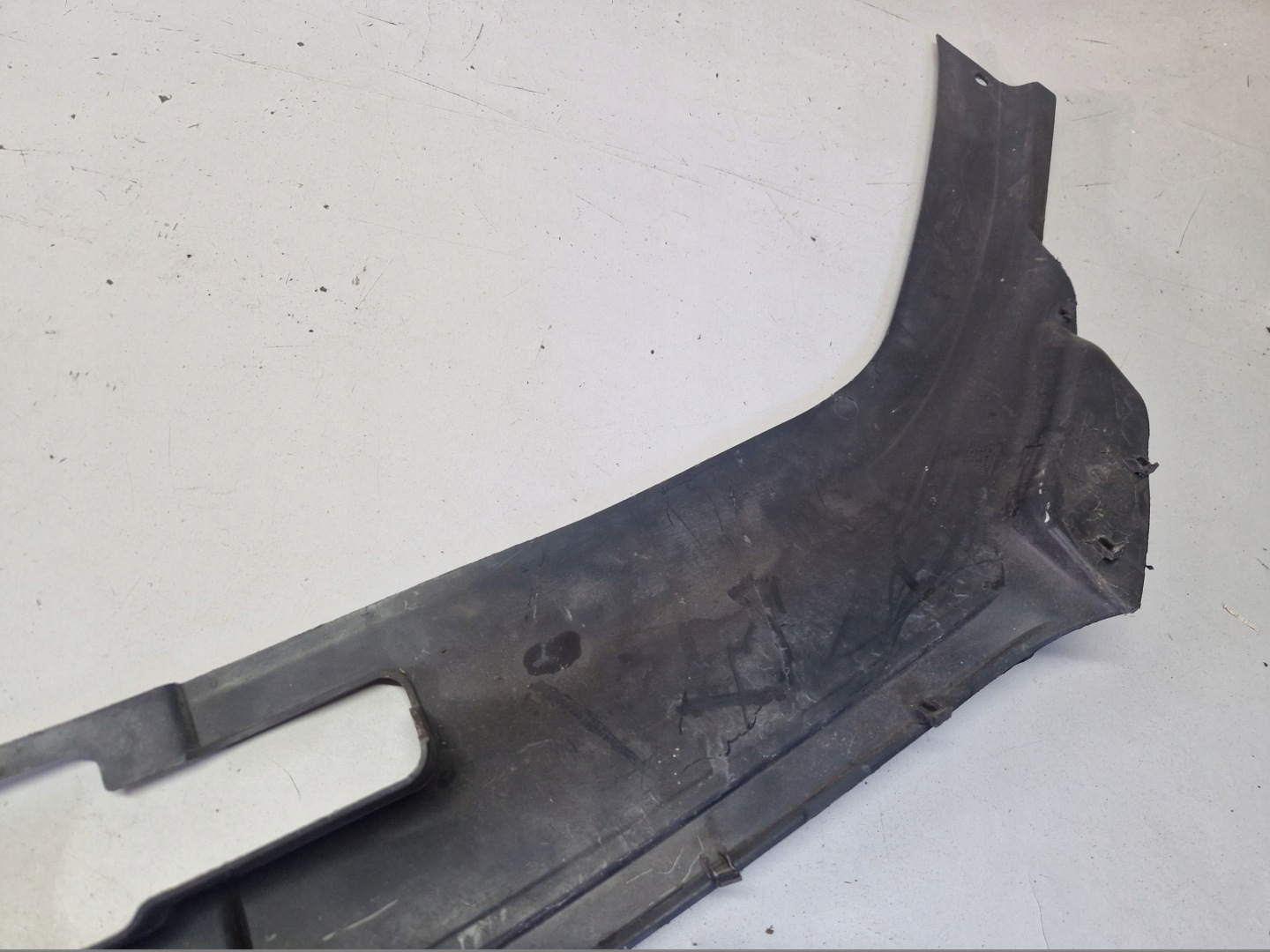 kryt stěny předního AUDI Q7 4L 4L0807081