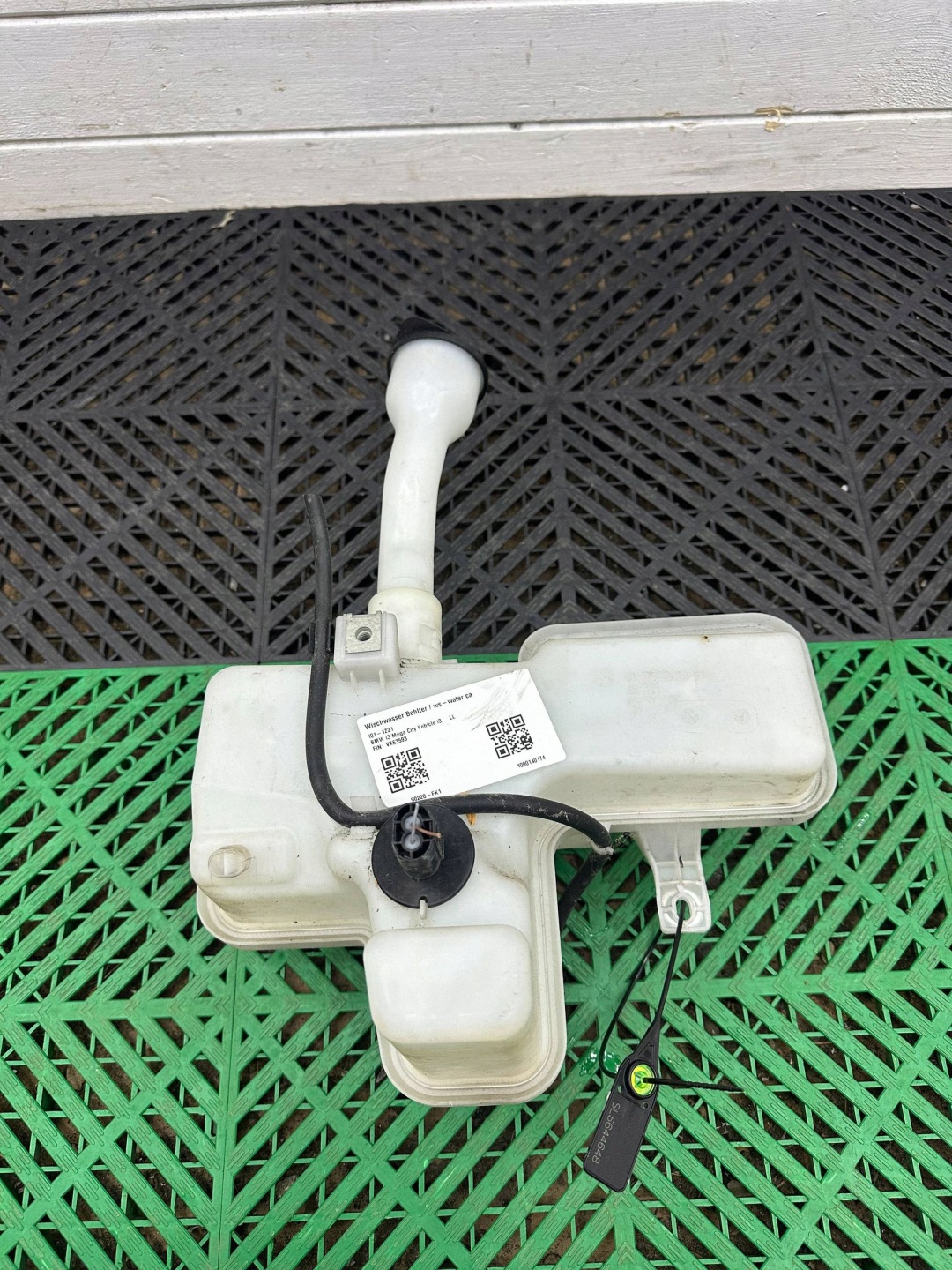 washer fluid tank BMW i3 7304020