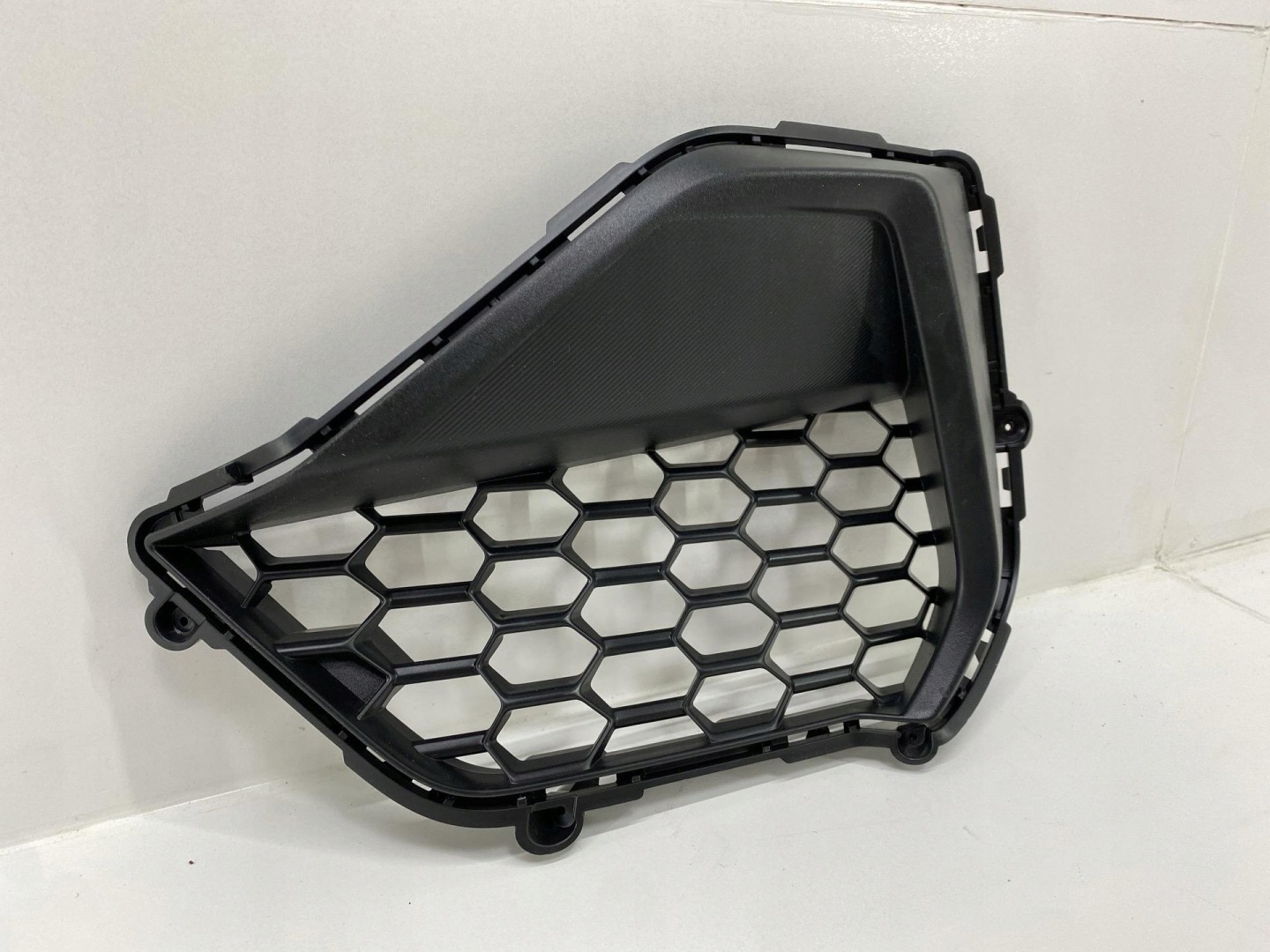 grid of a bumper left side Ford Mustang 7 S650 (2023 - 2026)