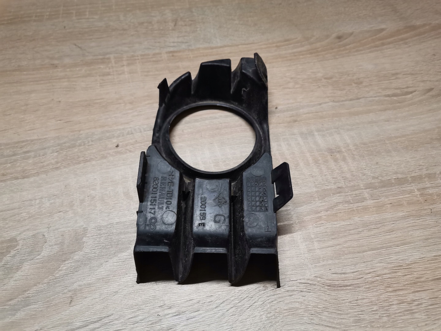 grid of a bumper left front front Renault Megane II 8200115117