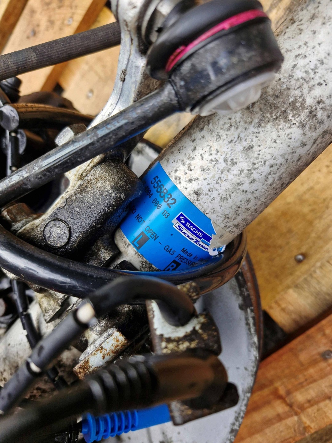 BMW E39 otoč AMORYZATOR levý předek