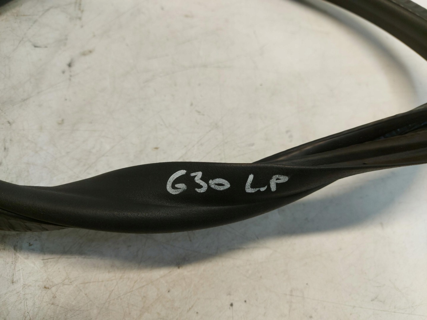 BMW G30 530e těsnění levý předek