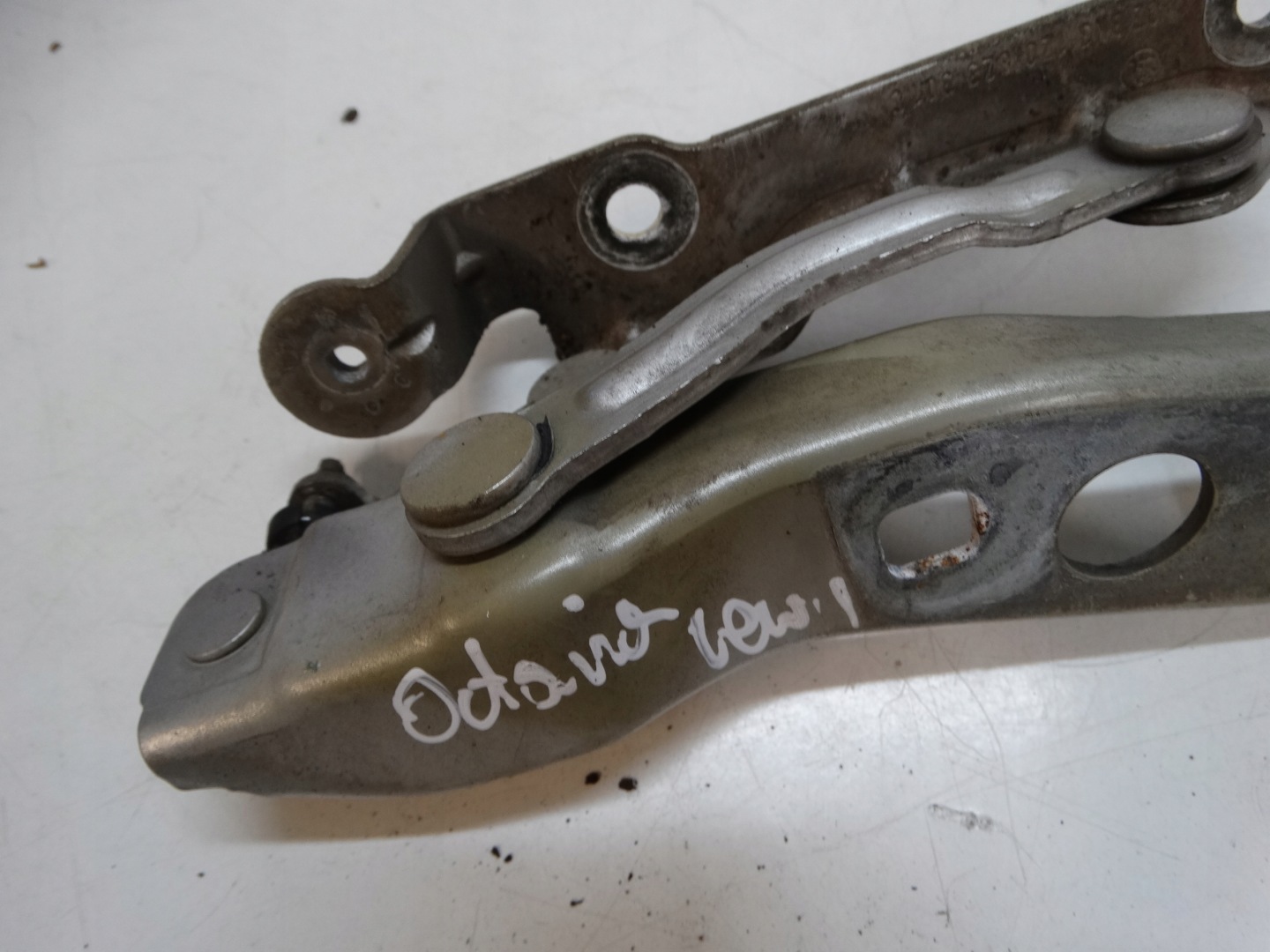 hinge bonnets left SKODA OCTAVIA II 1Z0823301C
