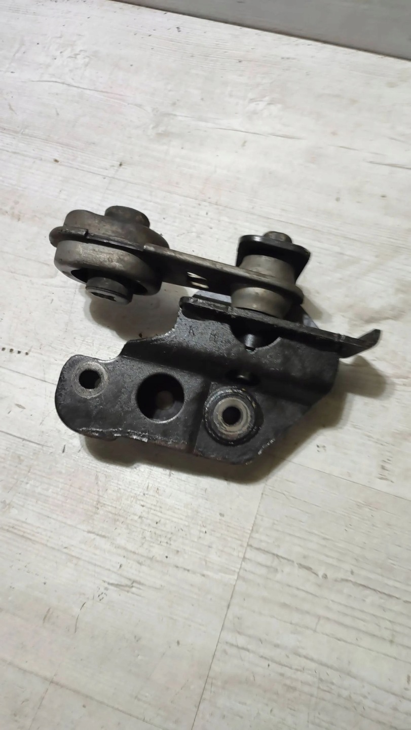 Renault Kadjar 17r 1.5dci gearbox mount