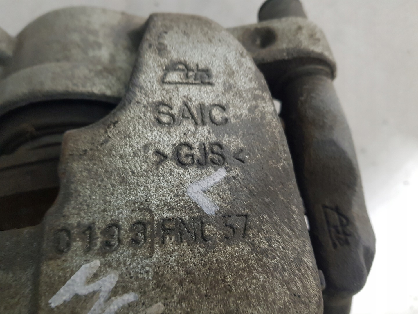 třmen brzdový levý předek přední MG 4
