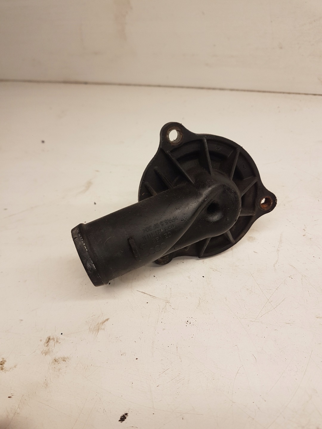 thermostat cover AUDI A4 A5 Q5 3.0 TDI 059121111N