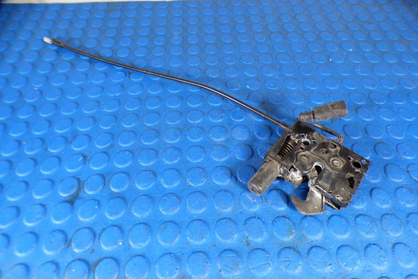 Skoda Superb III bonnet latch lock 3V0823509B original st.BDB