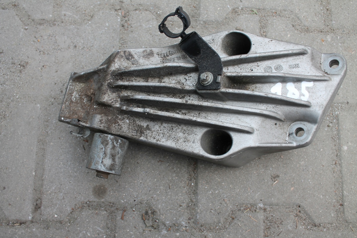 185. holder engine mount BMW 22116861559