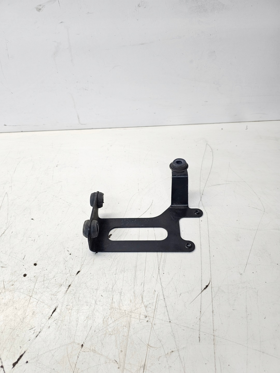 držač POMPY vode AUDI Q5 8R 8R0261153A