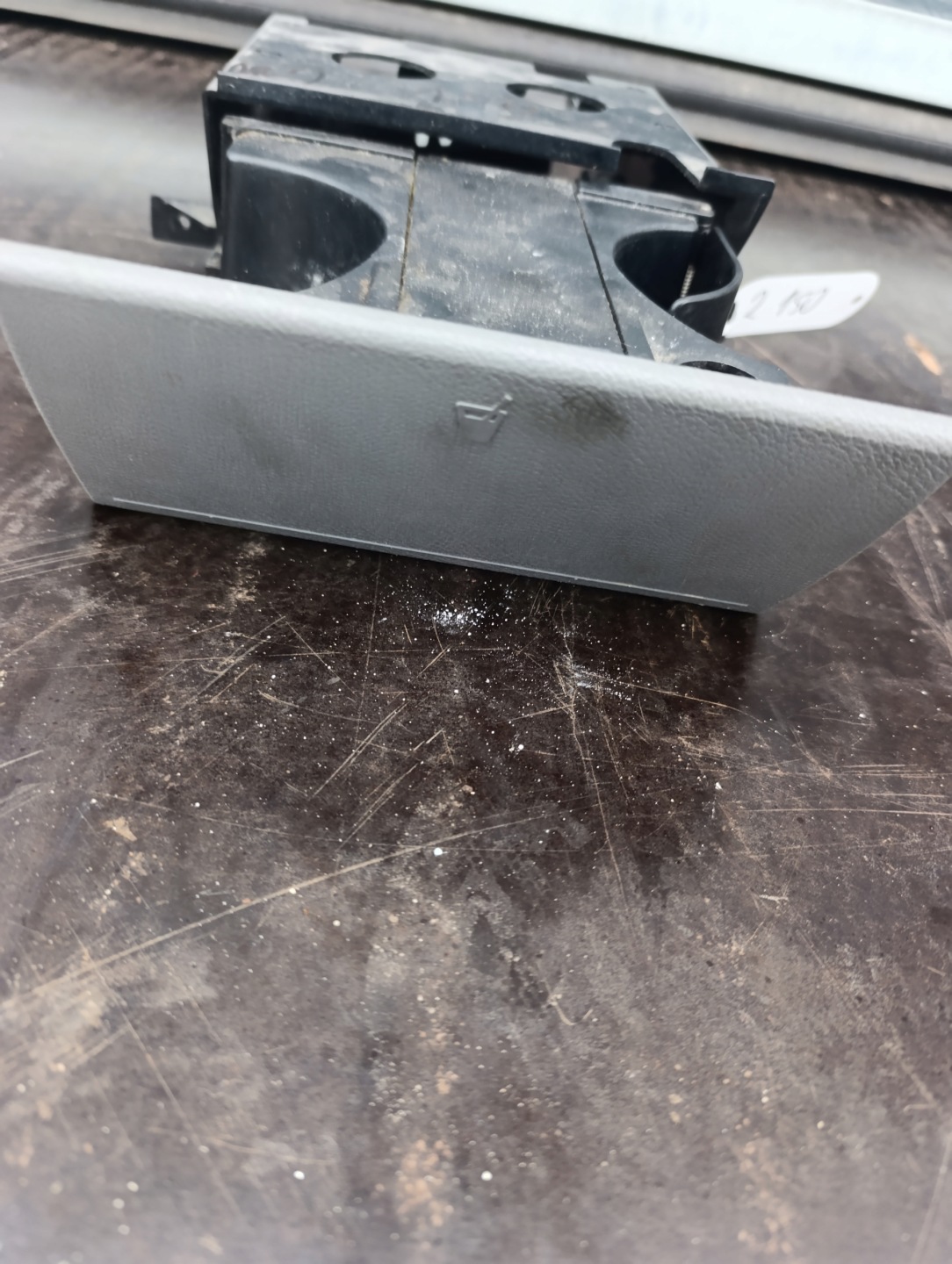 VW T5 PODWOJNY bracket for KUBKI/ damaged