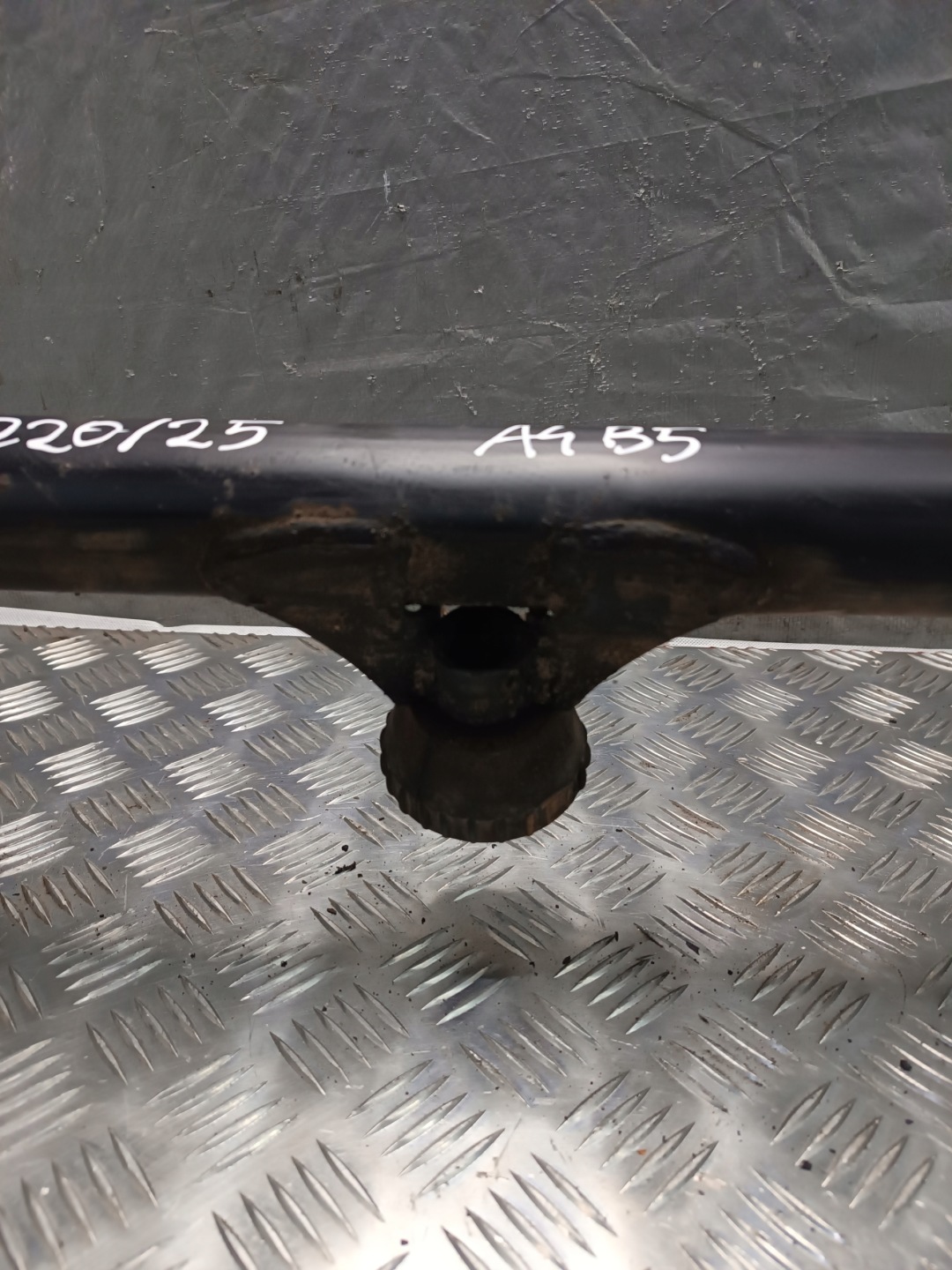 příčka nárazníku AUDI A4 B5 1996r 1.8B