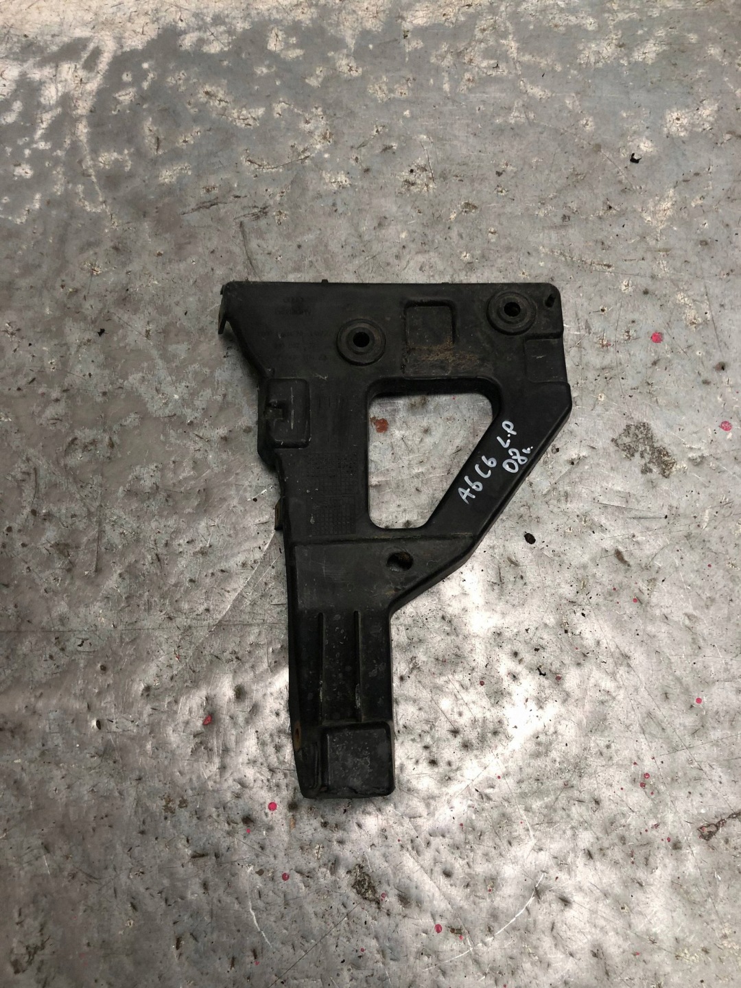 bumper bracket left front AUDI A6 C6 KOMBI 4F0807227