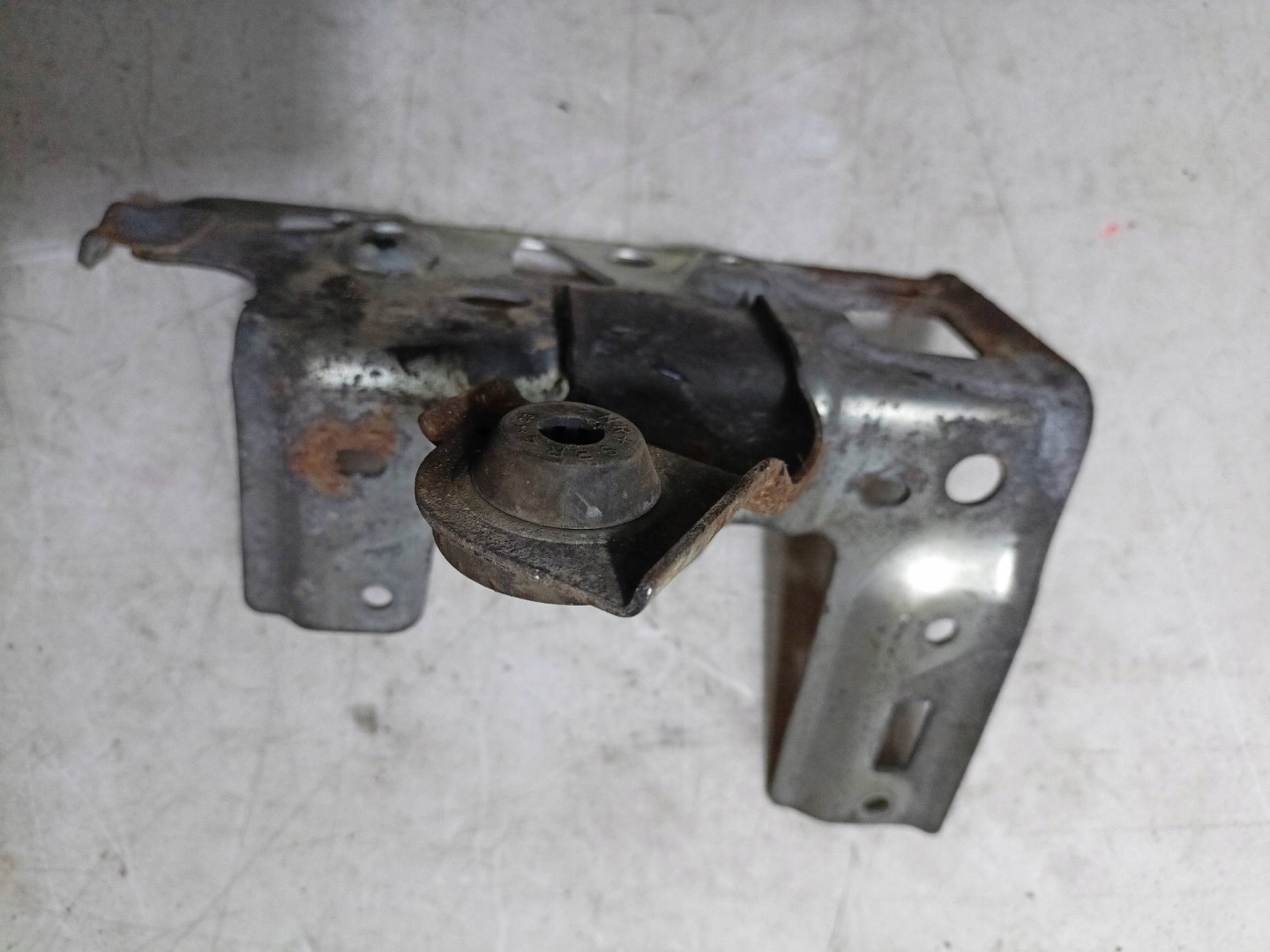 držač akumulatora Nissan Qashqai J10 2008