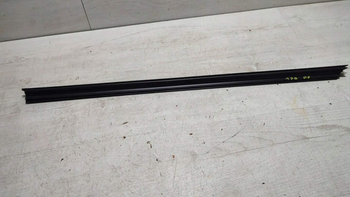 Mercedes-Benz A W176 2017 front side right moulding dust wewntrzna
