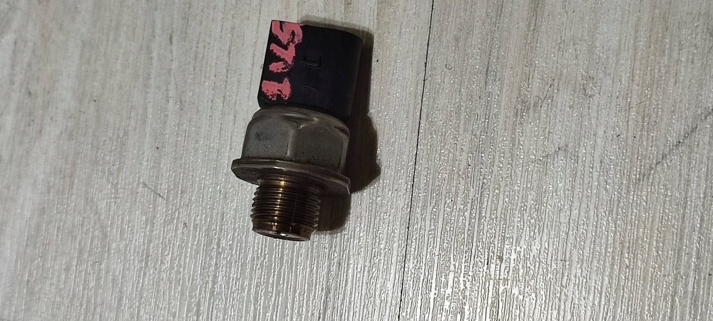 Regulator Pression Carburant Volkswagen Caddy 04L906054