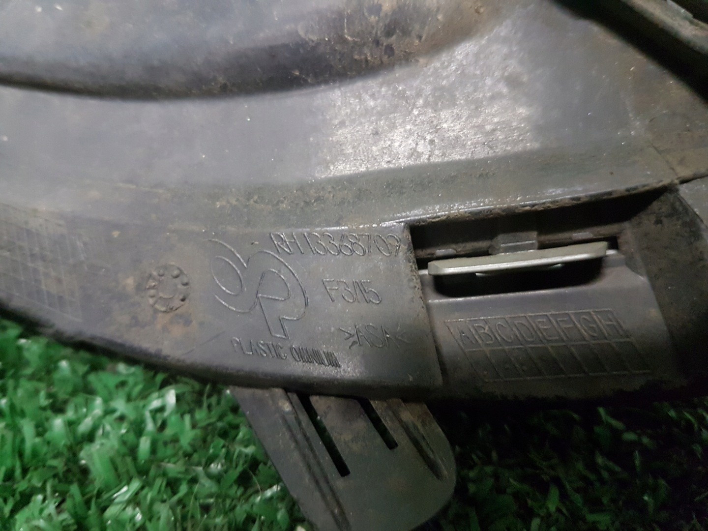 grid of a bumper right OPEL ASTRA J 13368709