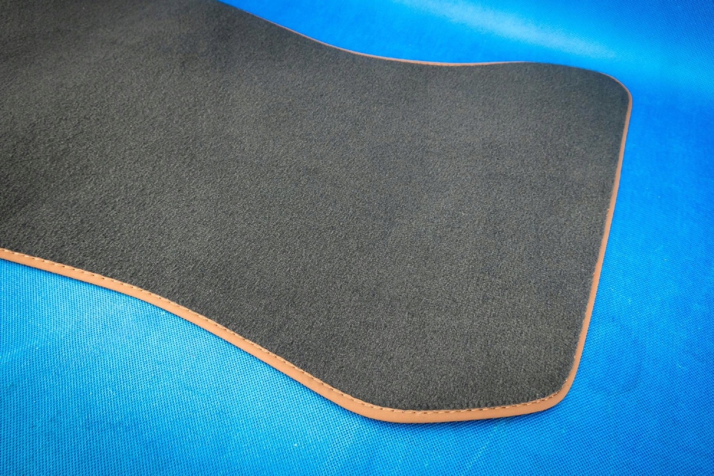 mat right front new Audi A4 8W 8W1863691B KGB