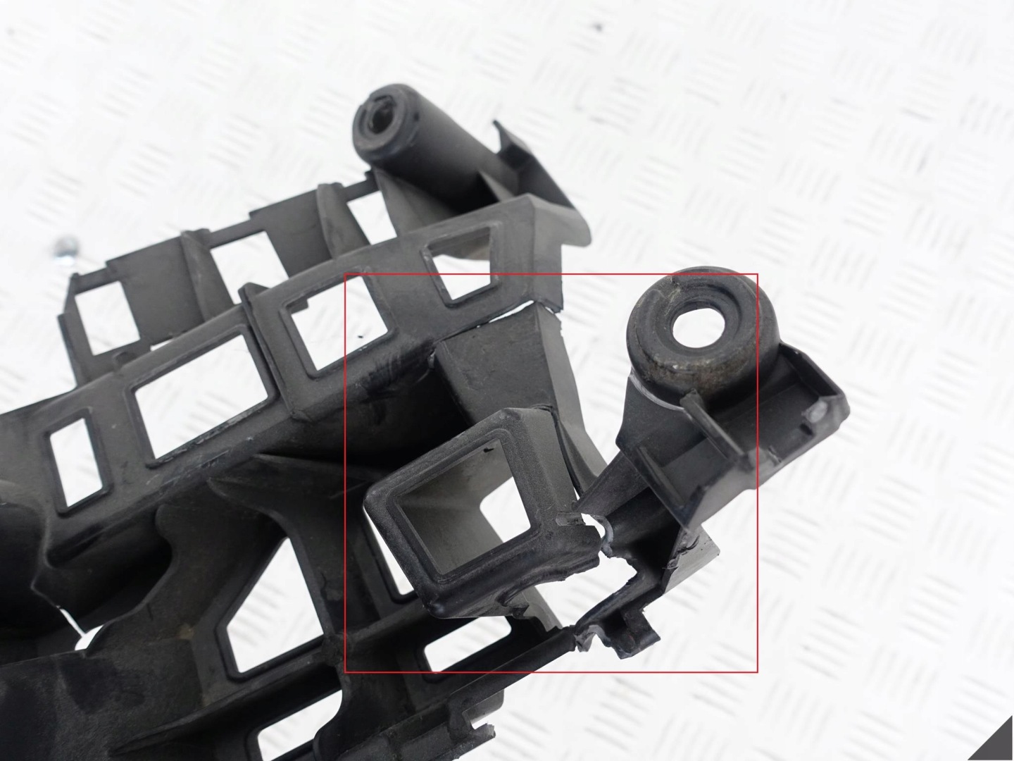 PORSCHE MACAN 95B holder support bumper left rear part