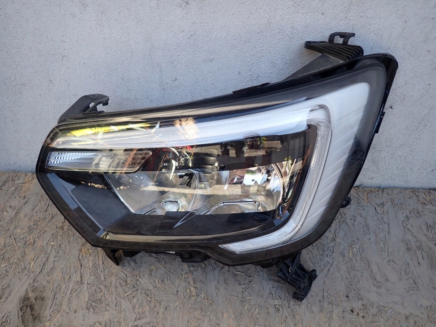 light left REFLEKTOR left RENAULT MASTER III LIFT IV 2019-2024R 260607867R