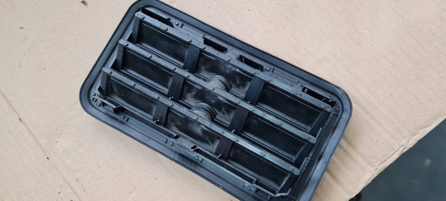 Chrysler Pacifica 2022 grid WENTYLACYJNA boot rear part 68170766AB