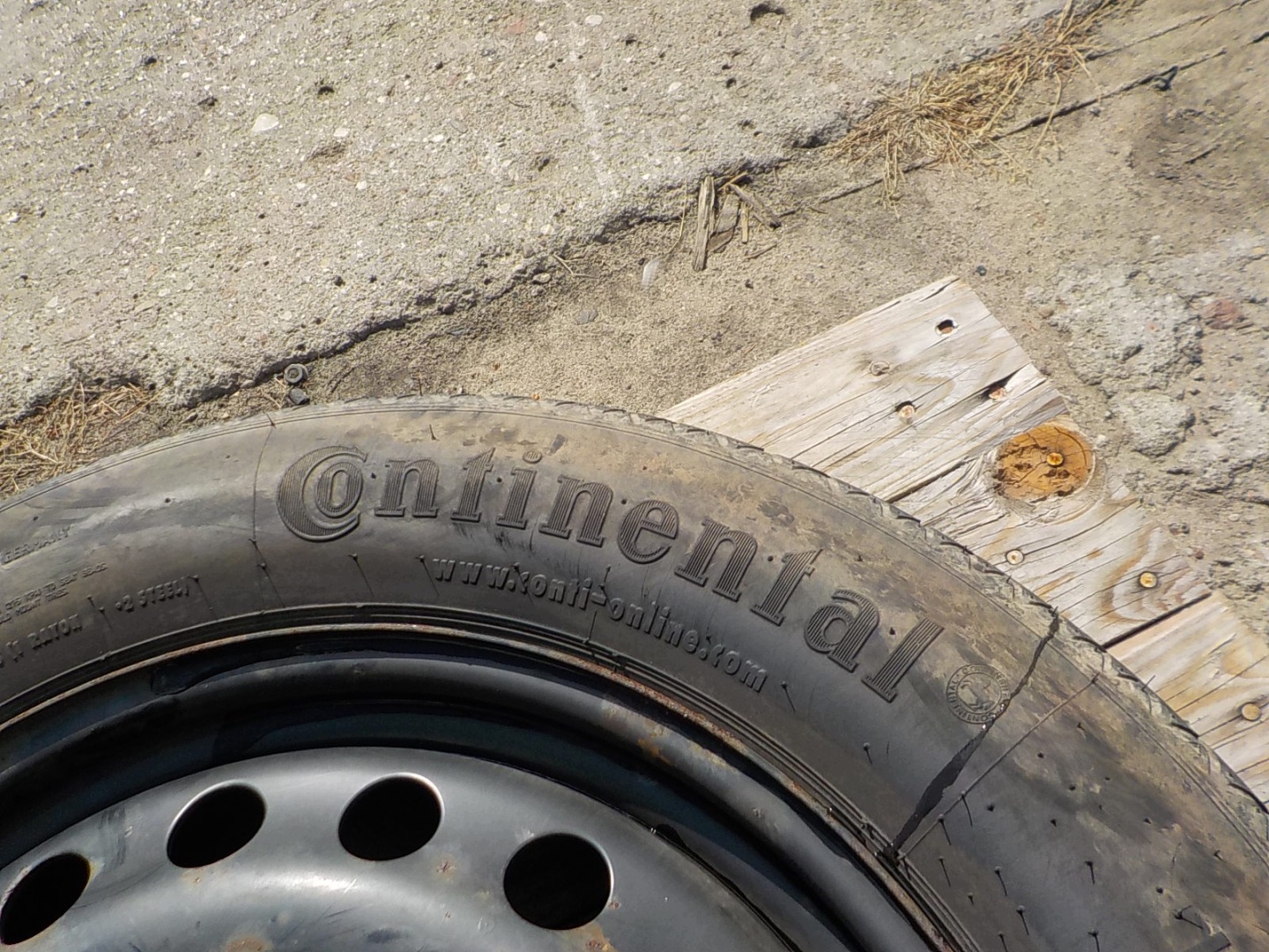 FORD KUGA et Roue de secours R17 5x108 8V41-AA