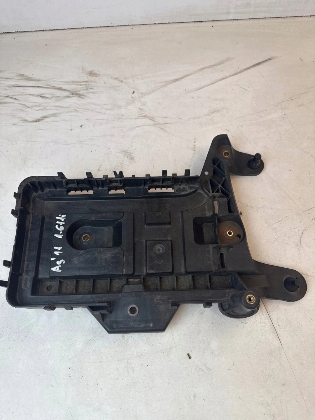 držač akumulatora Volkswagen Golf Passat Audi A3 8P