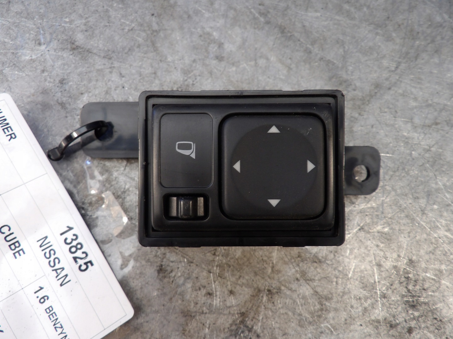 Nissan Cube Z12 mirror control switch