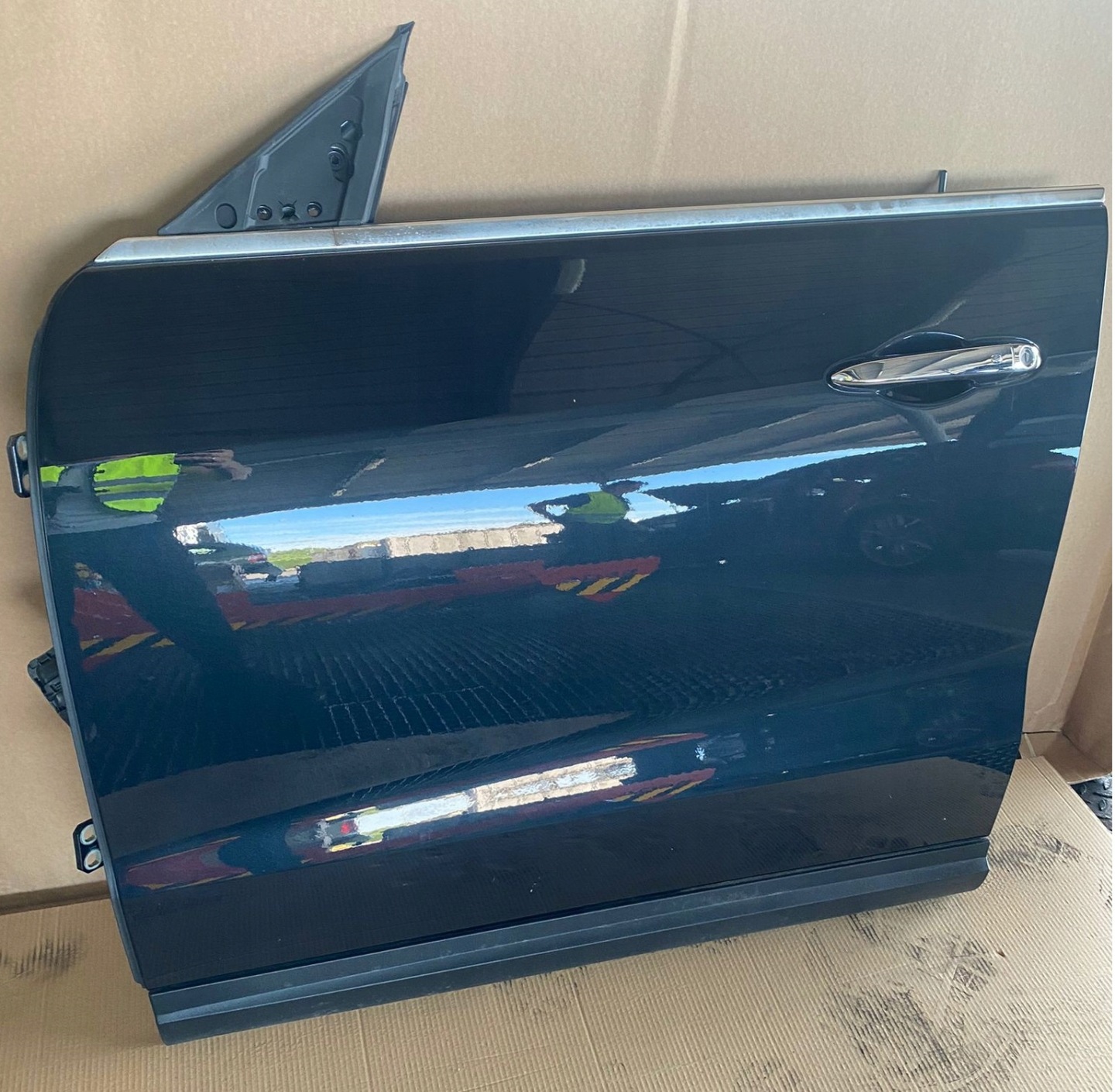 MASERATI LEVANTE DOOR FRONT LEFT WINDOW 815