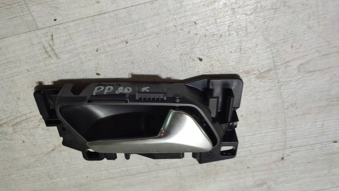 Peugeot 208 II 23r 1.2 front side right handle inner