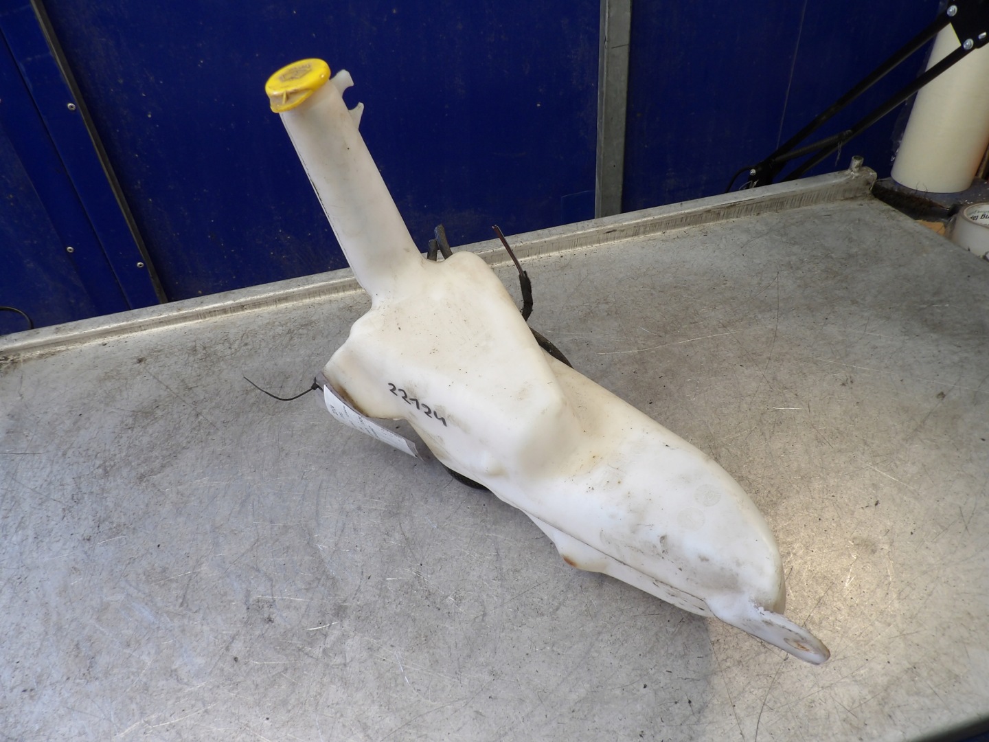 Opel Astra G washer fluid tank