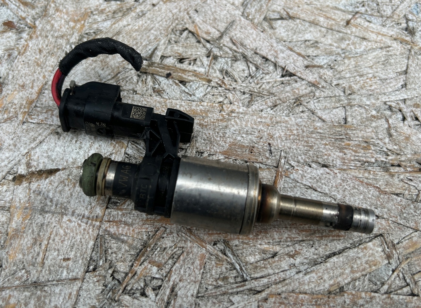 nozzle injector VW GOLF VII 12- 1.4 TSI 04E906036E