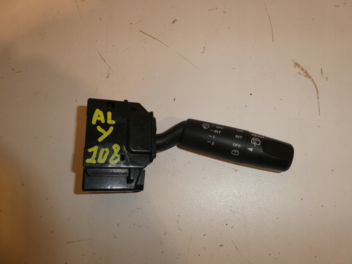 steering wheel levers and controls MAZDA 5 17D682