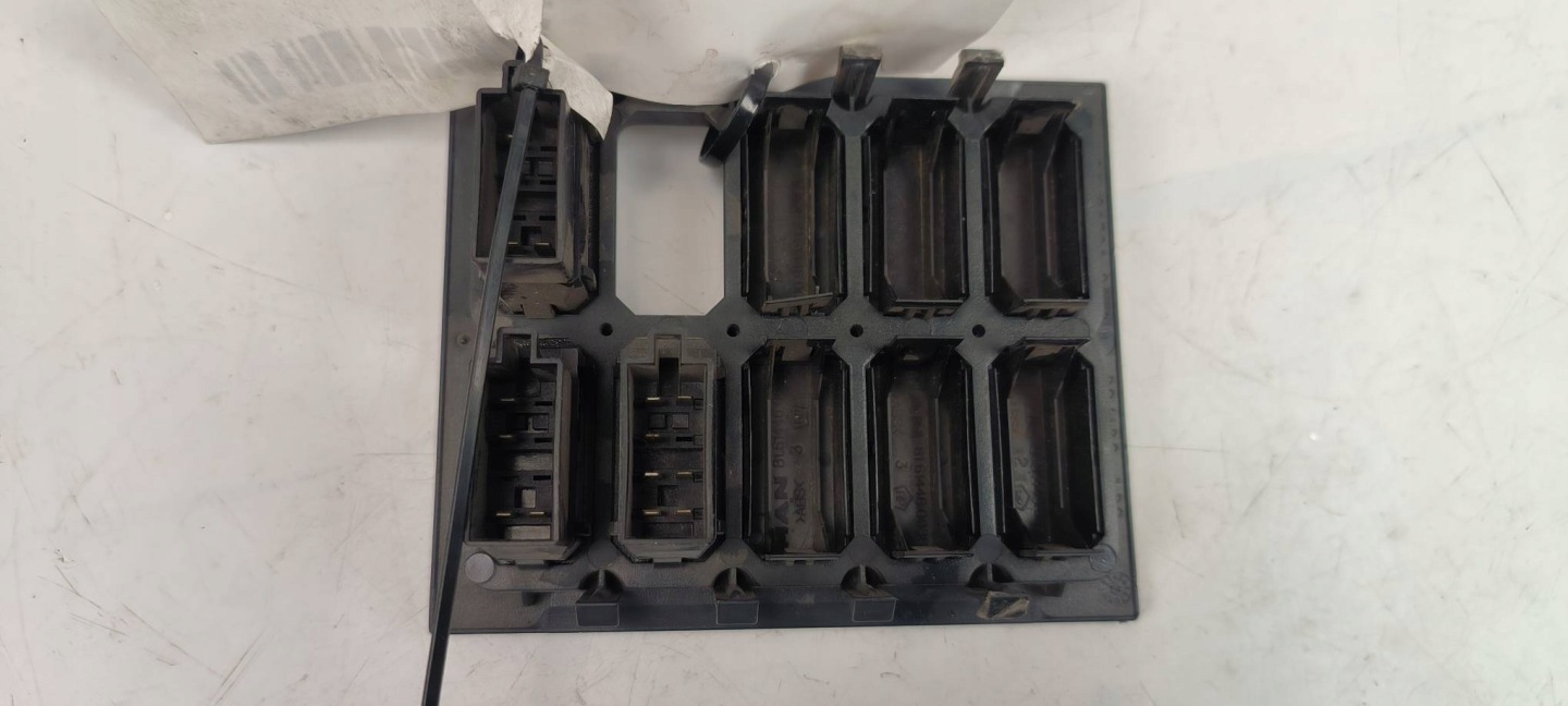 PANEL tlačítek 81617010243 MAN TGA
