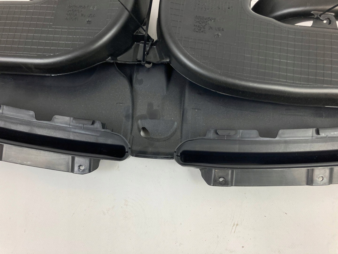 Dodge Challenger 2015-23 drain intake tunelu srodkowego