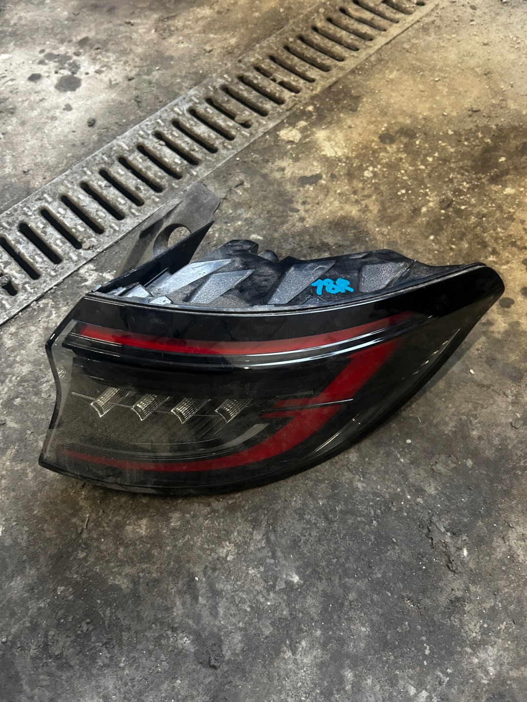 18R. light rear right RENAULT AUSTRAL 265501807R