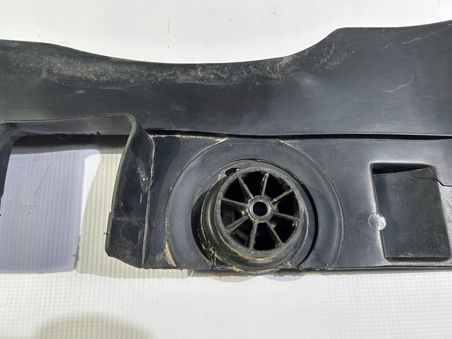 cover side lower chassis cover right Dodge Challenger 2008
