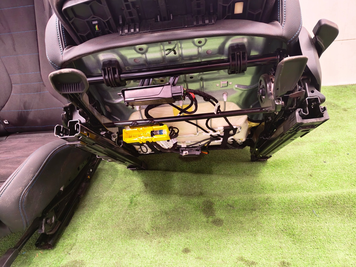 BMW 2 U06 the centre seats TUNEL side upholstery m-packet