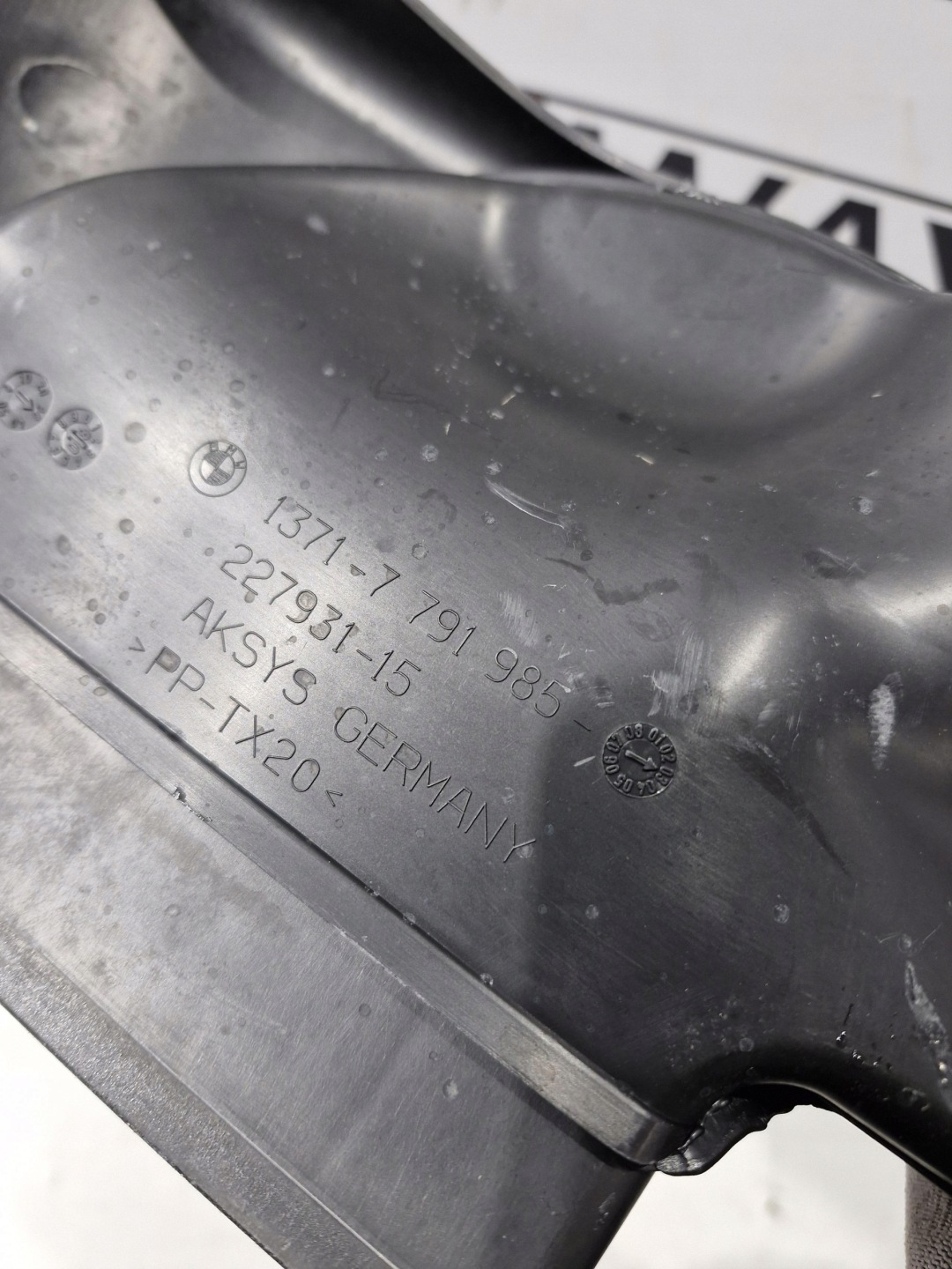 7791985 BMW E90 E91 E92 E93 drain SSACY tube intake air